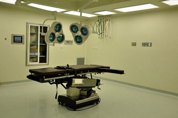 Operating theatre with surgical table and overhead surgical lights